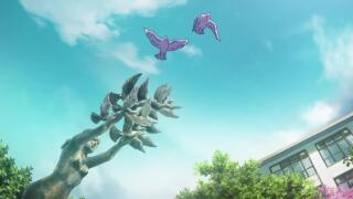 Голуби улетают со статуи, выпускающей улетающих голубей